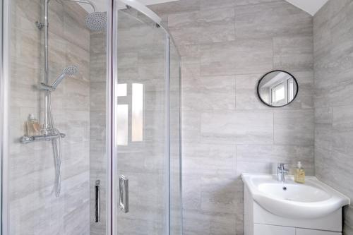 Chaucer Avenue 6 Bedroom & 3 Bathroom with Parking - Tap to explore photos