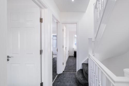 Chaucer Avenue 6 Bedroom & 3 Bathroom with Parking - Tap to explore photos