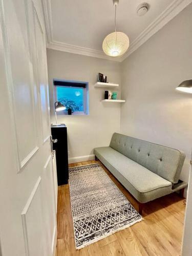 Modern flat-Free parking,4 stops to Paddington - Tap to explore photos