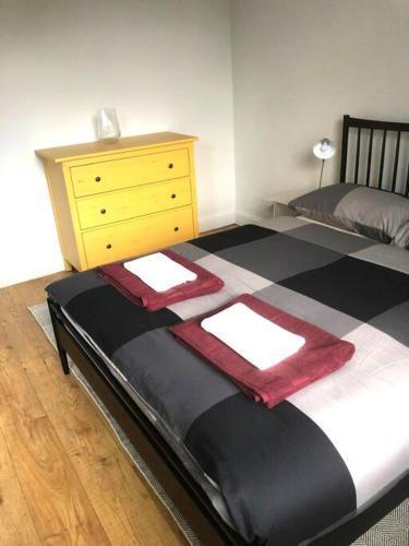 Modern flat-Free parking,4 stops to Paddington - Tap to explore photos