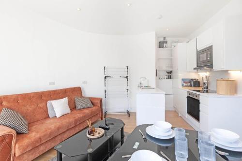 Luxury 2 Bedroom Flat In Royal Crescent - Tap to explore photos