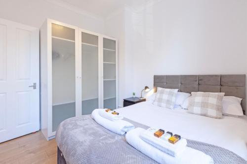 Luxury 2 Bedroom Flat In Royal Crescent - Tap to explore photos