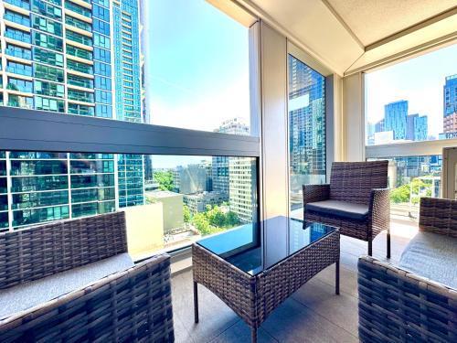 Central City Escape - Skyline Views, Pool & Parking
