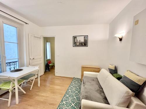 Paris Center Quarter Latin Nice 1 bedroom - Tap to explore photos