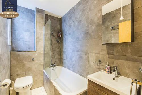 West Kensington 1BR 1-Min Tube Heathrow Direct - Tap to explore photos