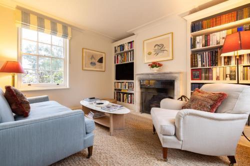 London Living – 3 Bedroom Home in Chelsea - Tap to explore photos