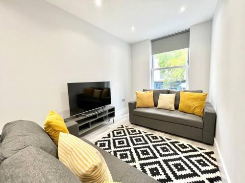 WOW Abbey Road Apartment - Sleeps up to 8 - Tap to explore photos