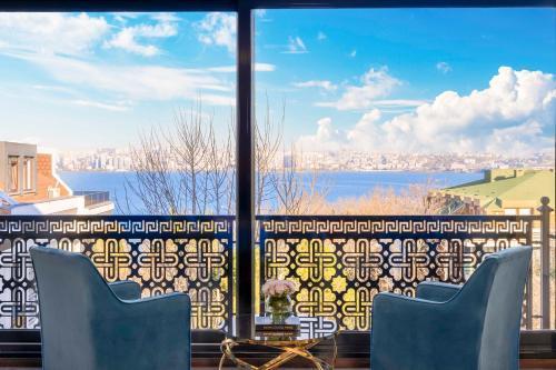 Ezkar Bathonea Art İstanbul - Tap to explore photos