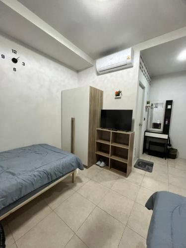 84 Bar & Guest House