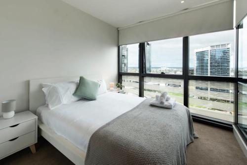 The Dockhouse with spectacular River & Beach Views - Tap to explore photos