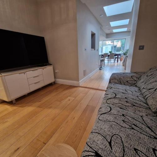 Gorgeous 2 Bedroom House, Richmond - Tap to explore photos
