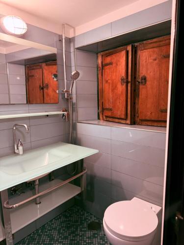Cartari room 11 - Tap to explore photos