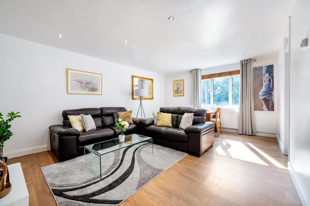 Classic 2 bed Apartment Situated in Mill Hill - Tap to explore photos