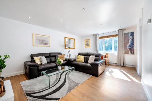 Classic 2 bed apartment situated in Mill Hill - Tap to explore photos