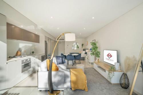 Stylish & Modern Beach Pad - Balcony AC BBQ Lift