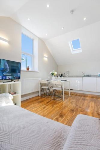 Two bed Apartment in Leytonstone - Tap to explore photos
