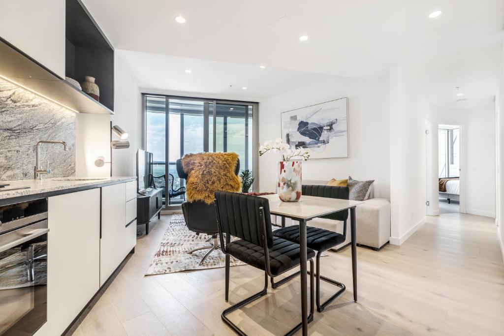 West Side Contemporary Pad in Shopping Precinct - Tap to explore photos