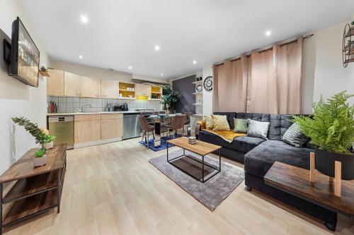 Your Elite Hyde Park Retreat 2-Bedroom Luxury Flat - Tap to explore photos
