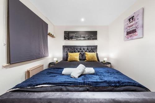 Your Elite Hyde Park Retreat 2-Bedroom Luxury Flat - Tap to explore photos