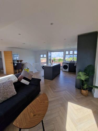 Loft apartment with skyline views of Canary Wharf - Tap to explore photos