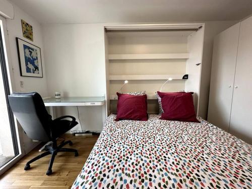 Bright sunny flat 2 bedrooms 750 sqft + free PKG