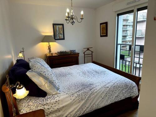 Bright sunny flat 2 bedrooms 750 sqft + free PKG - Tap to explore photos