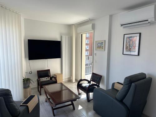 Bright sunny flat 2 bedrooms 750 sqft + free PKG - Tap to explore photos