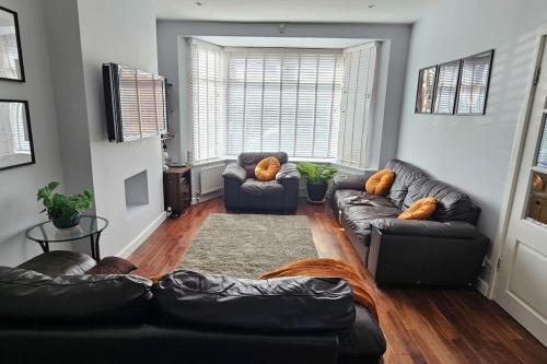 Cozy & Elegant 4 Bedroom Home Near Wembley - Tap to explore photos
