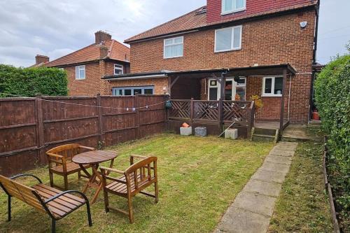 Cozy & Elegant 4 Bedroom Home Near Wembley - Tap to explore photos