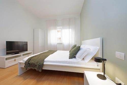 Modern Family Apartment - Tap to explore photos