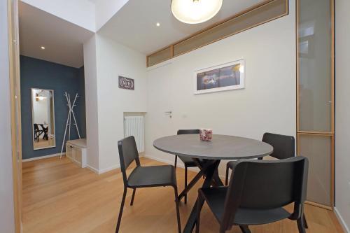 Modern Family Apartment - Tap to explore photos