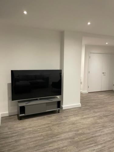 Luxurious 2 Bedroom Apartment - Tap to explore photos