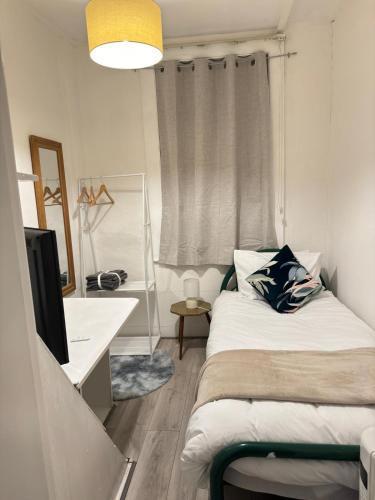 Cozy single room near station - Tap to explore photos