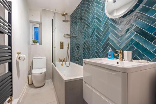 Fulham Serviced Apartment, Sleeps 6 WIFI Parking - Tap to explore photos