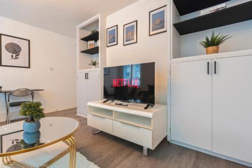Fulham Serviced Apartment, Sleeps 6 WIFI Parking - Tap to explore photos