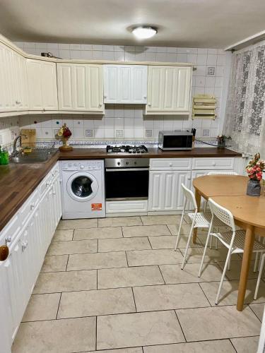 Central London 3 Bedroom flat, Oxford Circus, W1W - Tap to explore photos
