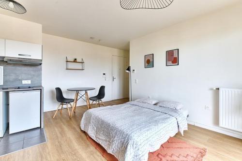 Bagneux Gateway to Paris Bright & Modern Apartment by Mey Agency - Tap to explore photos