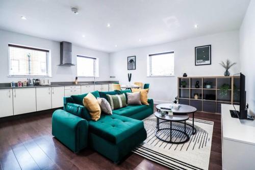 Luxury Central London Flat wRoof Terrace Close to Train Station - Tap to explore photos