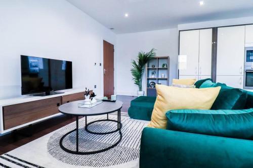 Luxury Central London Flat wRoof Terrace Close to Train Station - Tap to explore photos
