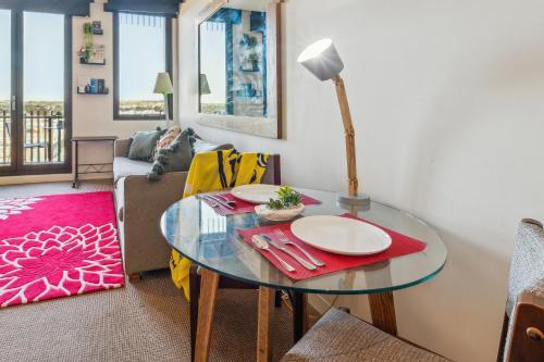 Seaside Studio Apartment in Frankston, Melbourne - Tap to explore photos