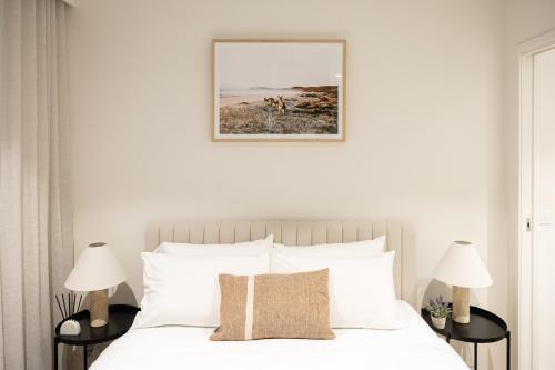 Level 35 Southbank Platinum Tower Apartment with High-Rise Views & Private Balcony - Tap to explore photos