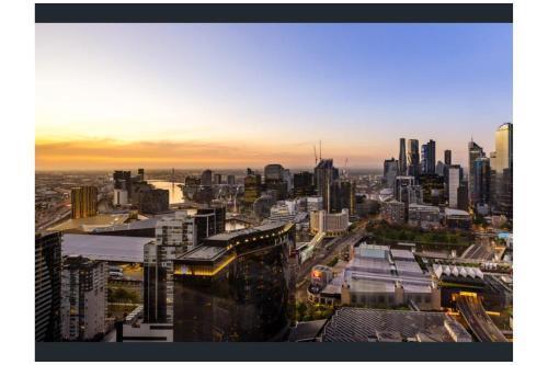 Level 35 Southbank Platinum Tower Apartment with High-Rise Views & Private Balcony
