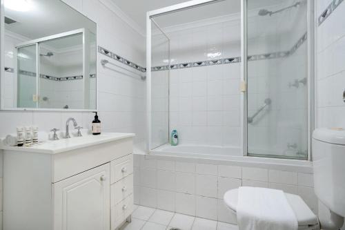 Crows Nest Studio - Balcony, Bath & City Access - Tap to explore photos