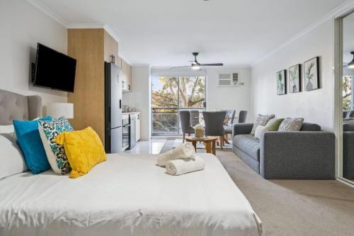 Crows Nest Studio - Balcony, Bath & City Access Room Type - Studio