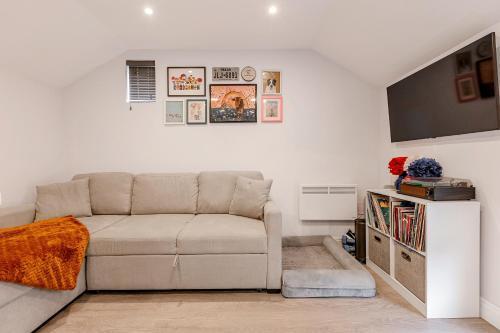 Comfortable 1BR duplex in Clapham - Tap to explore photos