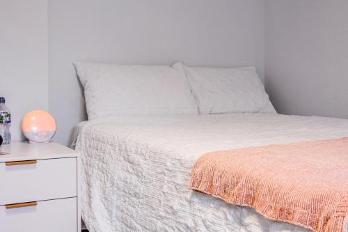 Comfortable 1BR duplex in Clapham - Tap to explore photos