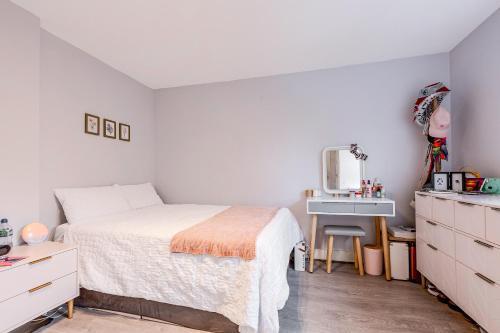 Comfortable 1BR duplex in Clapham - Tap to explore photos