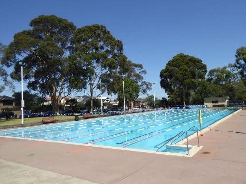 Essendon Central Retreat - Steps from Essendon Station - Tap to explore photos