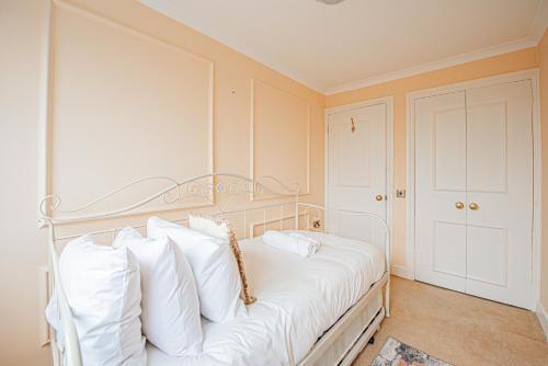Spacious 3-Bed, 2-Bath Flat in Vibrant Brondesbury - Tap to explore photos