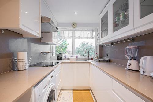 Spacious 3-Bed, 2-Bath Flat in Vibrant Brondesbury - Tap to explore photos